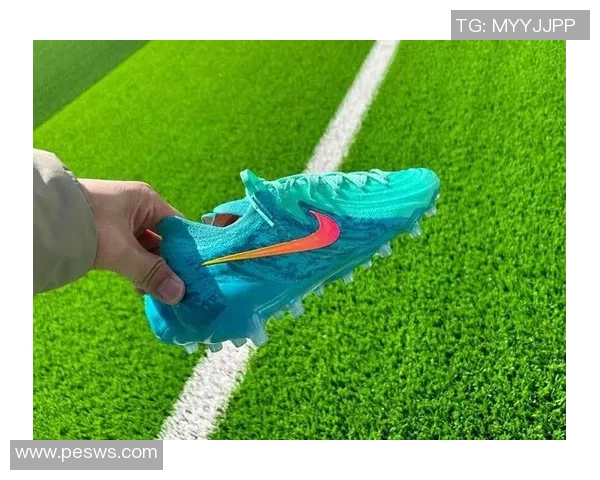 耐克暗煞1足球鞋助力球星突破极限，领跑赛场巅峰表现